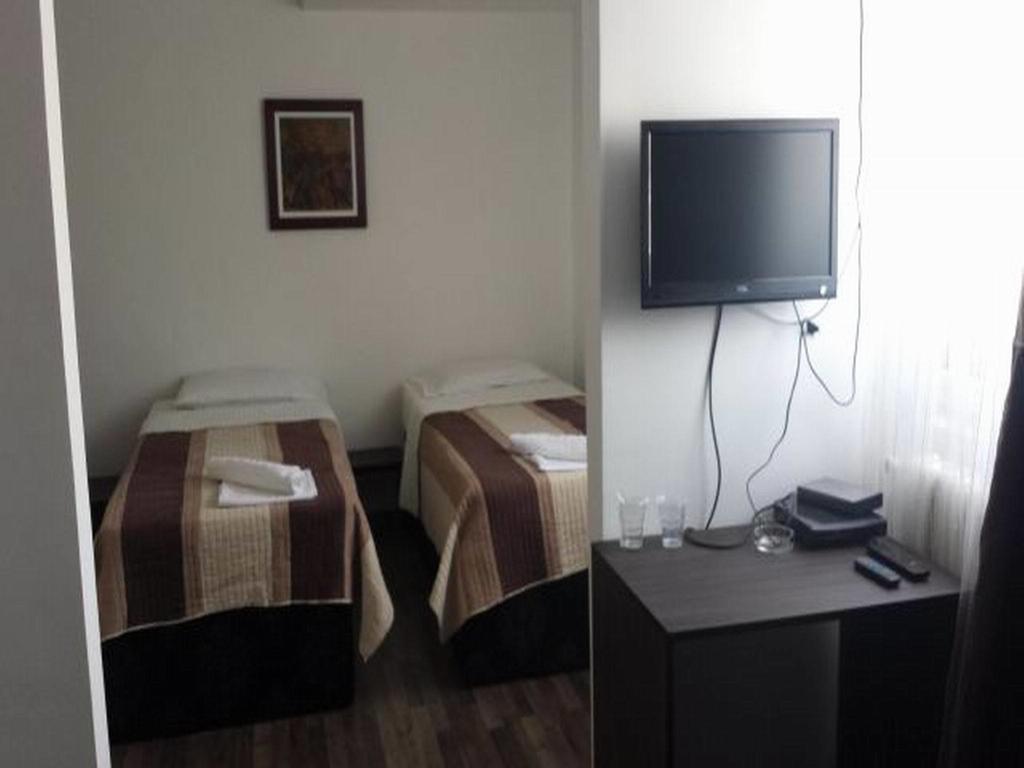 לסקובץ Gros Hotel - Leskovac מראה חיצוני תמונה