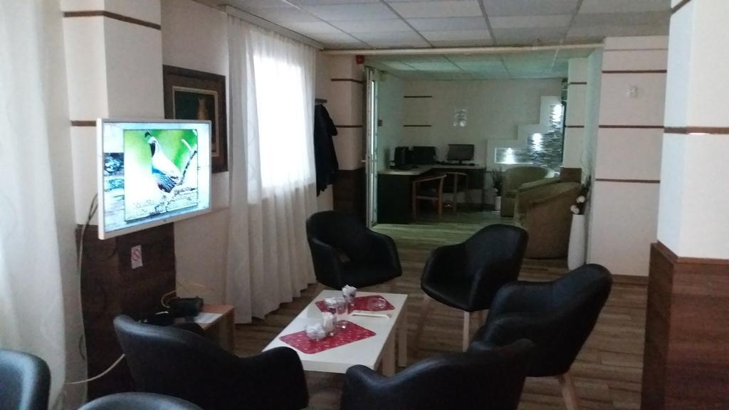 לסקובץ Gros Hotel - Leskovac מראה חיצוני תמונה