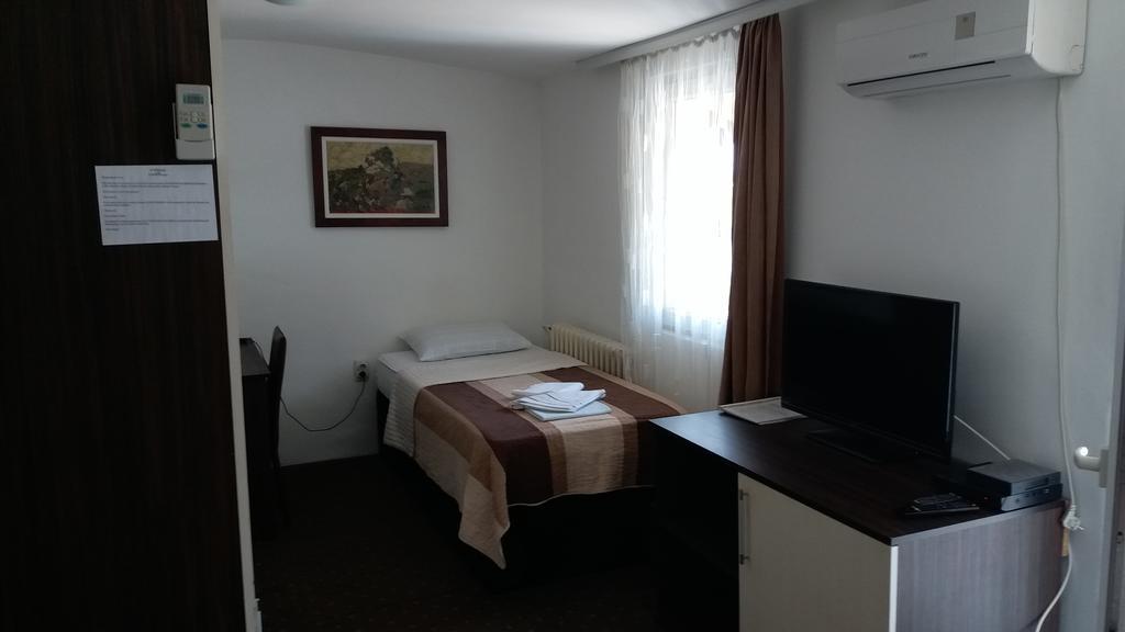 לסקובץ Gros Hotel - Leskovac מראה חיצוני תמונה