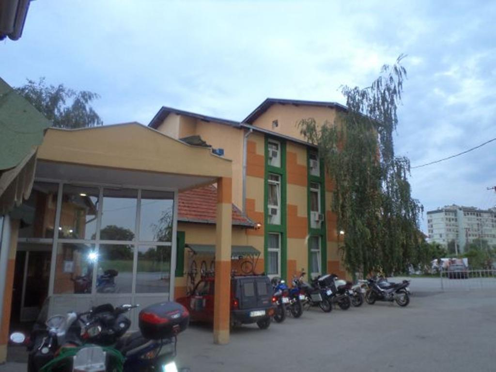 לסקובץ Gros Hotel - Leskovac מראה חיצוני תמונה