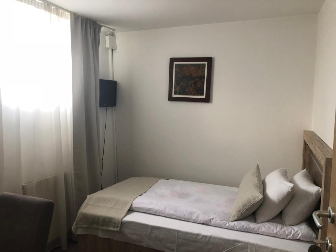 לסקובץ Gros Hotel - Leskovac מראה חיצוני תמונה